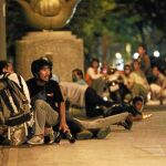 Manifestantes antigubernamentales aguardan el desalojo de las Fuerzas Armadas