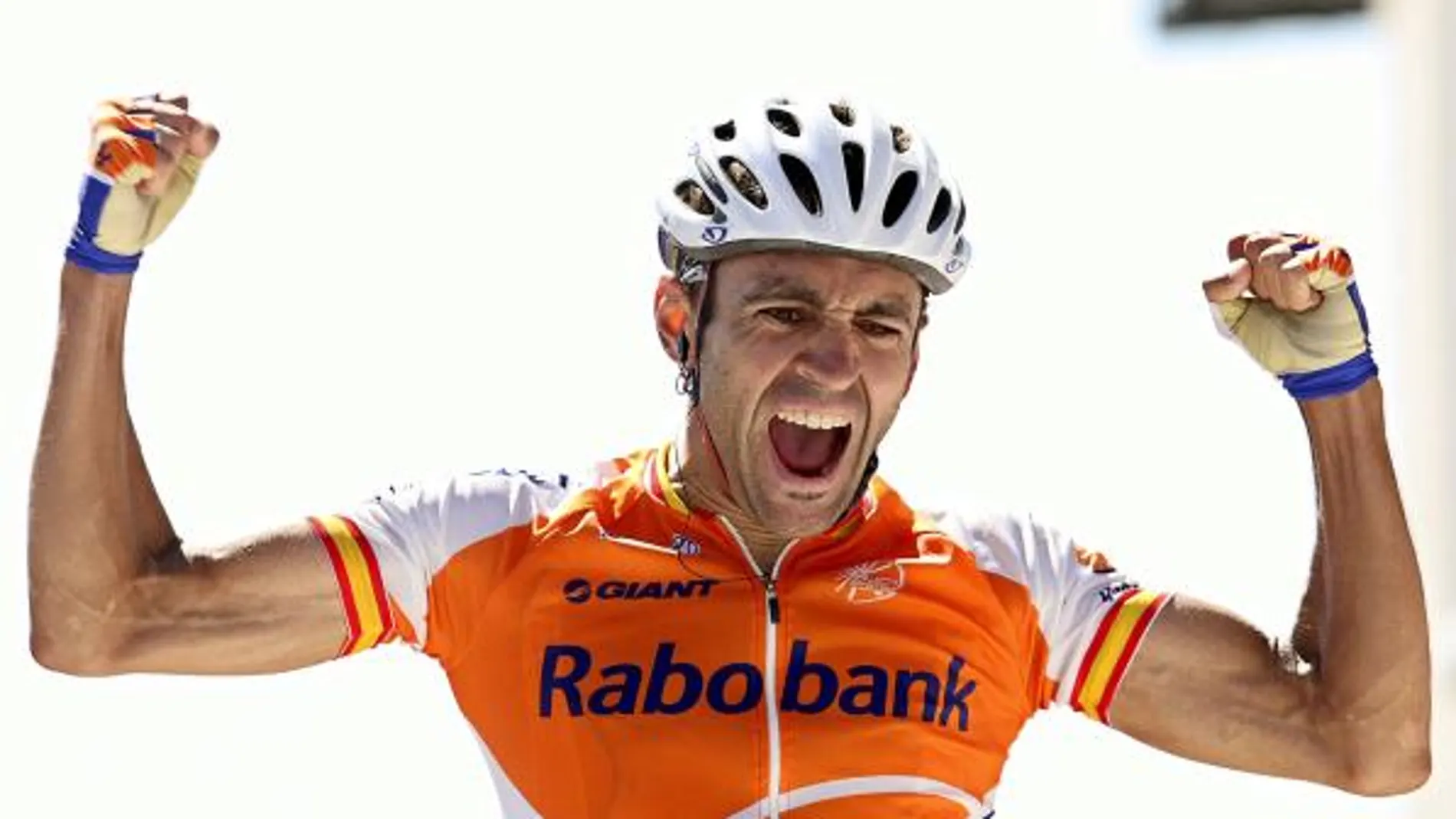 El corredor español del equipo Rabobank Juan Manuel Gárate celebra su victoria en la vigésima y penúltima etapa del Tour '09,