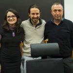 Imagen de los líderes de Podemos, Pablo Iglesias (c) y los de Compromís, Monica Oltra (i) y Joan Baldoví (d)