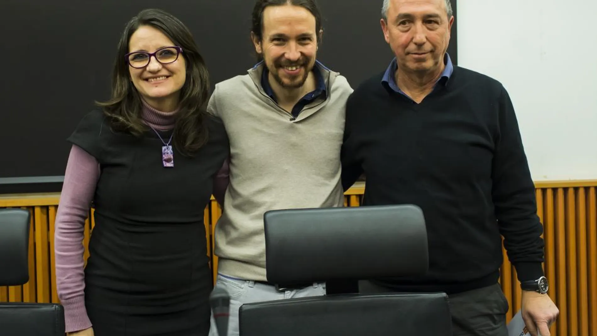 Imagen de los líderes de Podemos, Pablo Iglesias (c) y los de Compromís, Monica Oltra (i) y Joan Baldoví (d)
