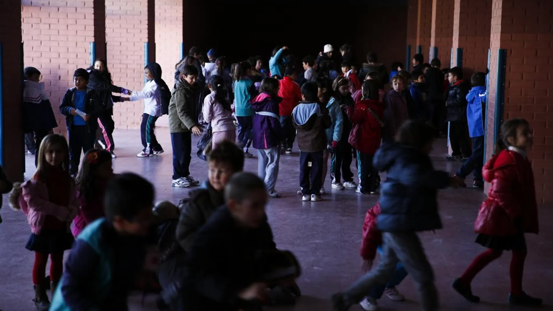 Niños en la entrada de un colegio