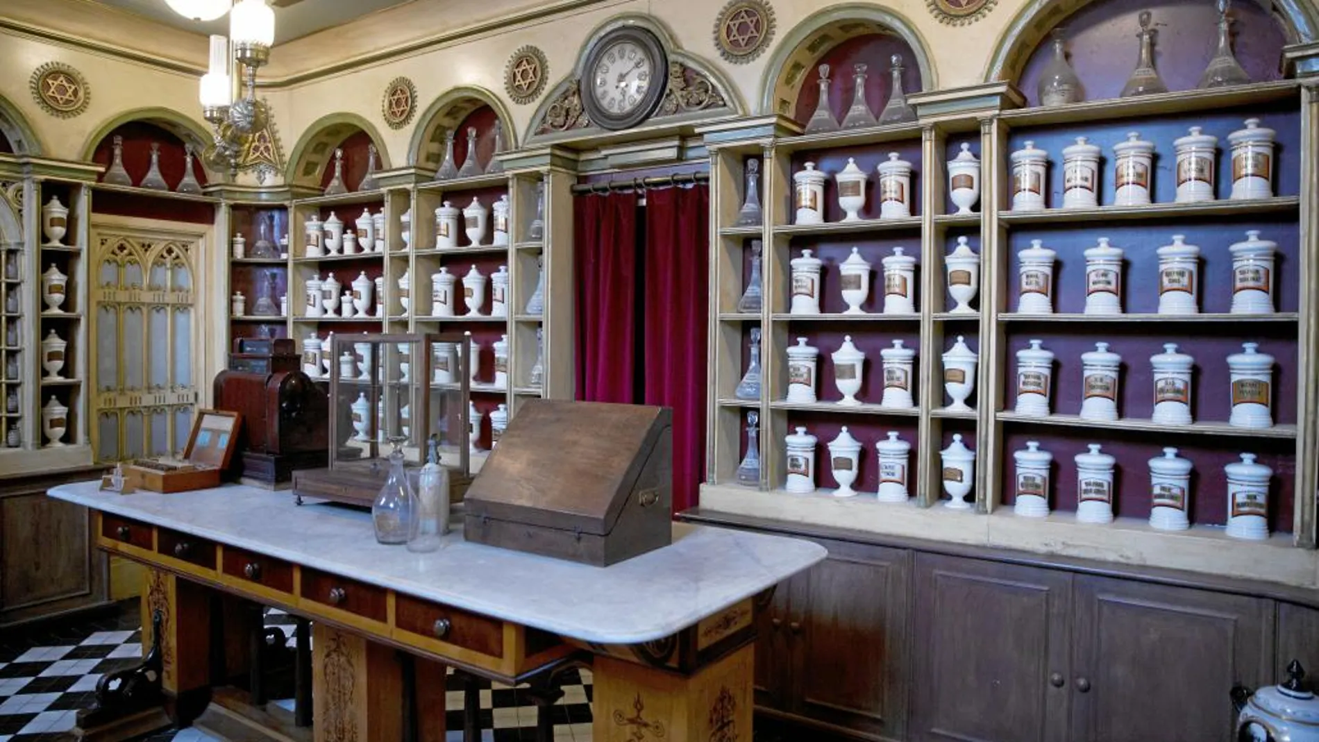 Farmacia que ocupó la madrileña plaza de Santo Domingo en el siglo XIX, una de los seis dispensarios que se pueden ver en el recorrido del museo