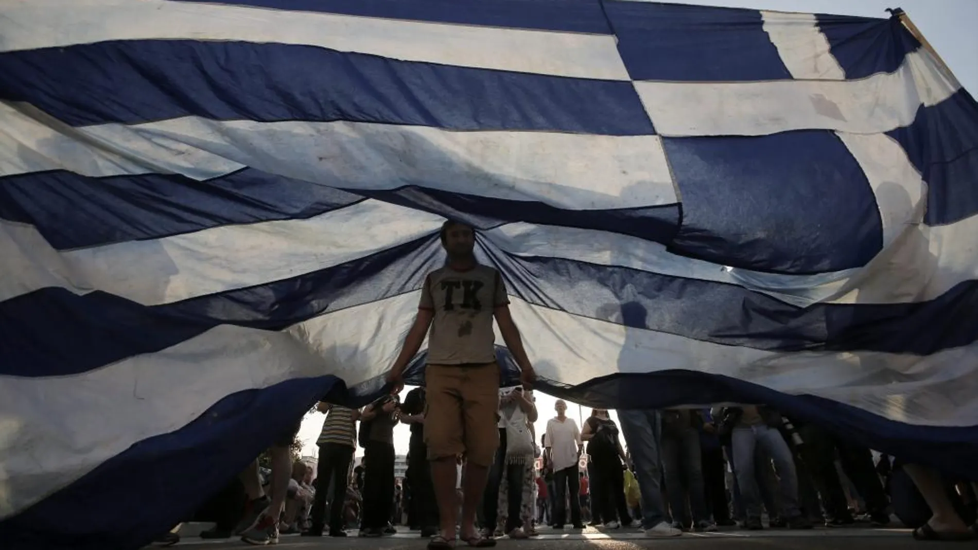 Varias personas a favor del no en el referéndum se manifiestan junto al edificio del Parlamento en la plaza Syntagma de Atenas.