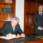 El embajador de México en España, Jorge Zermeño, firmó en el Libro de Oro ante la mirada de Valcárcel