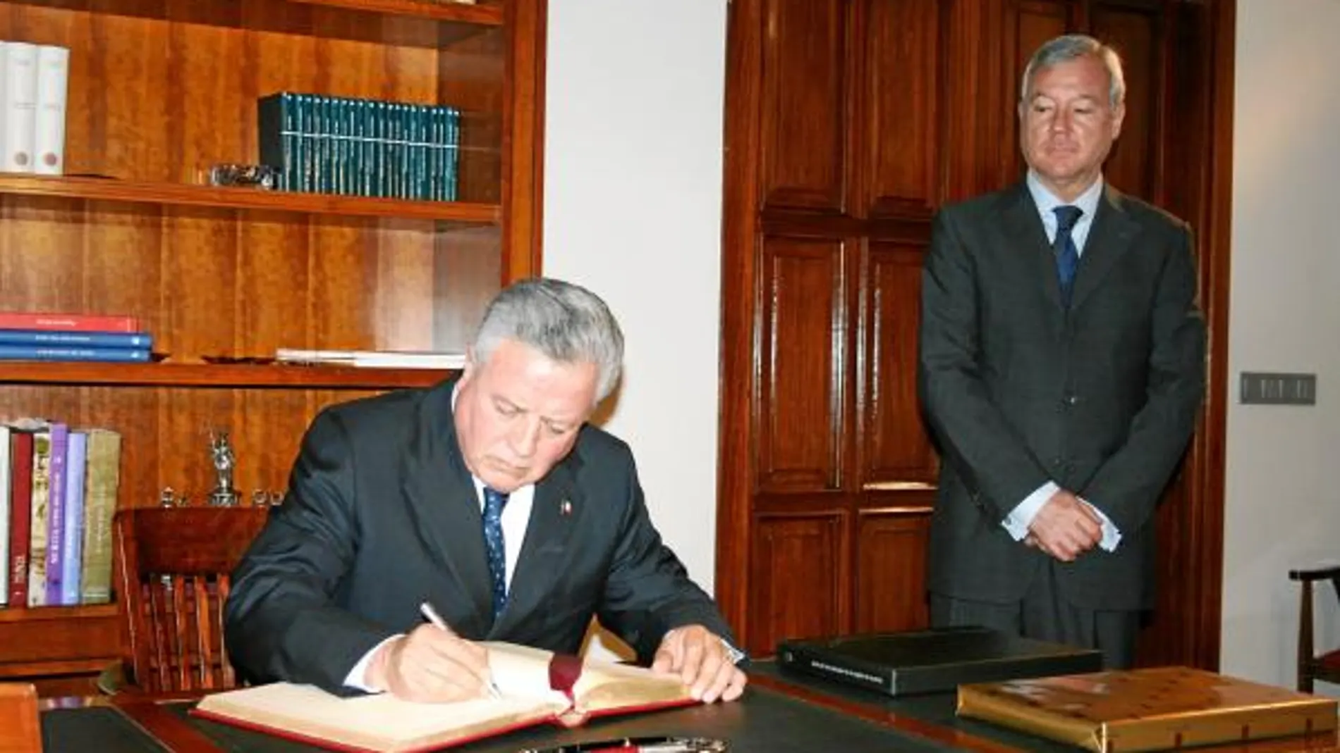 El embajador de México en España, Jorge Zermeño, firmó en el Libro de Oro ante la mirada de Valcárcel