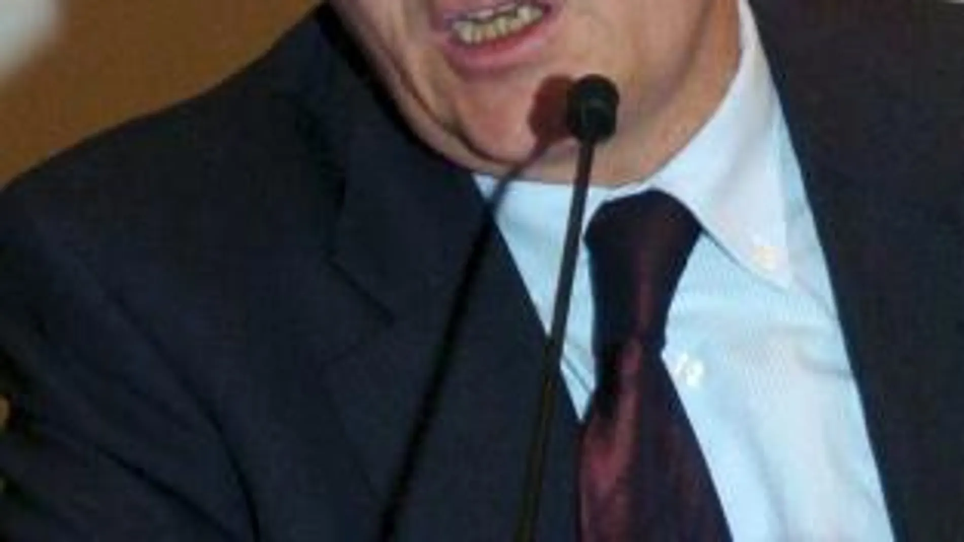 Fotografía de archivo tomada el 05/10/2006 en Fráncfort (Alemania), del ex conseller de Cultura en el último gobierno de Pasqual Maragall, Ferrán Mascarell, que ha aceptado la oferta de Artur Mas