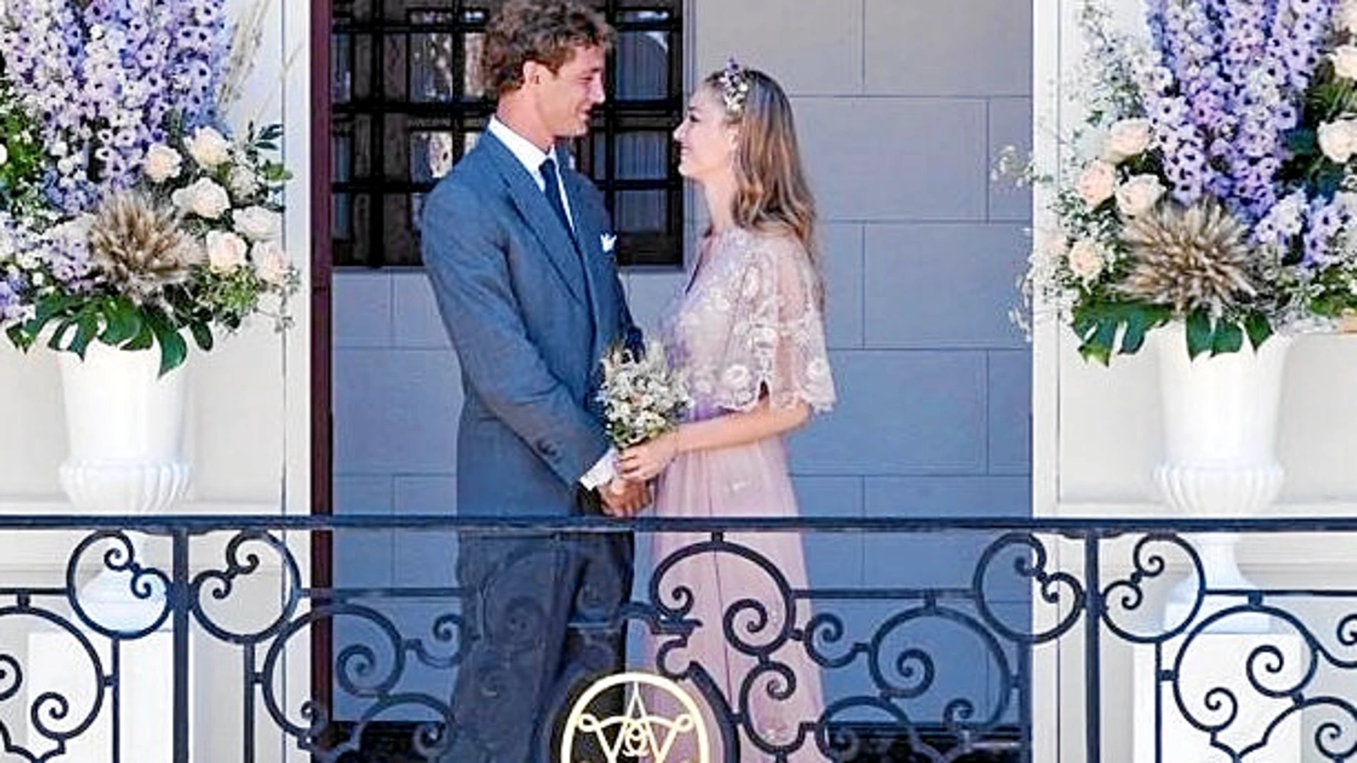 Pierre Casiraghi y Beatrice Borromeo posan haciendo gala de su felicidad en el balcón de Palacio tras su enlace