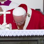 El Papa besa el altar desde donde ha ofrecido la misa en Holguín.