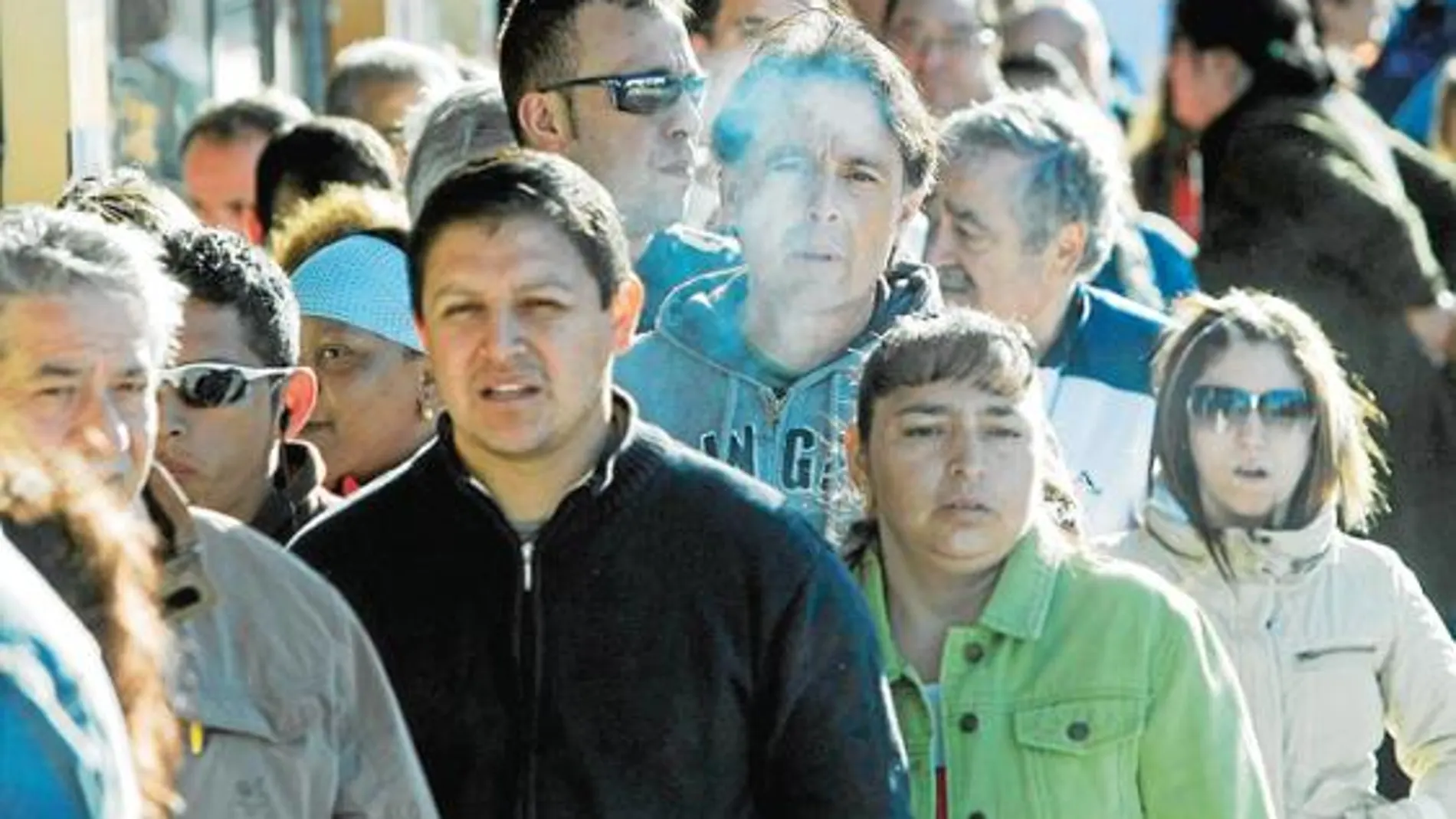 Las colas en las oficinas de empleo se suceden día tras días, cada vez más numerosas, en la Comunidad