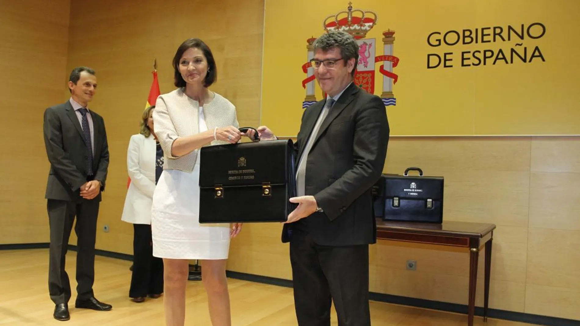 La ministra de Industria Reyes Maroto, recibe la cartera de su antecesor en el cargo Álvaro Nadal/Connie G. Santos