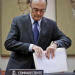 El gobernador del Banco de España, Luis María Linde, durante su comparecencia hoy en la Comisión de Presupuestos del Congreso de los Diputados para explicar las cuentas de la entidad