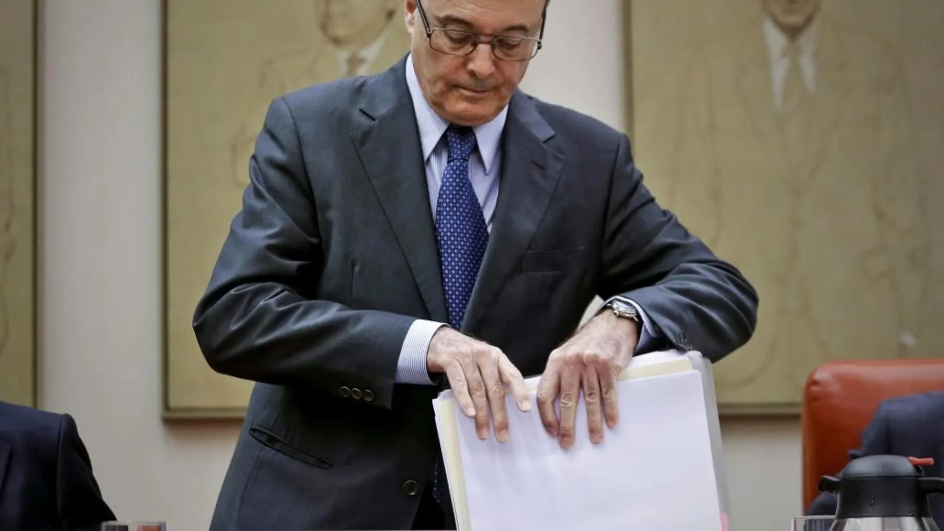 El gobernador del Banco de España, Luis María Linde, durante su comparecencia hoy en la Comisión de Presupuestos del Congreso de los Diputados para explicar las cuentas de la entidad