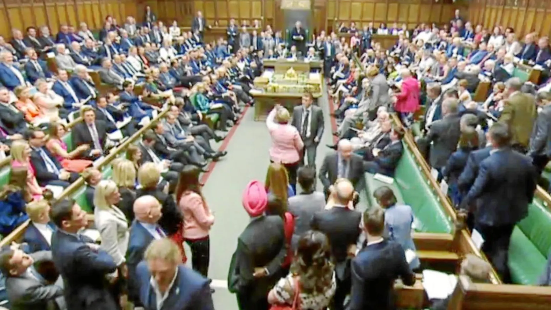 Los diputados escoceses abandonan ayer entre gritos la sesión de control del Parlamento británico