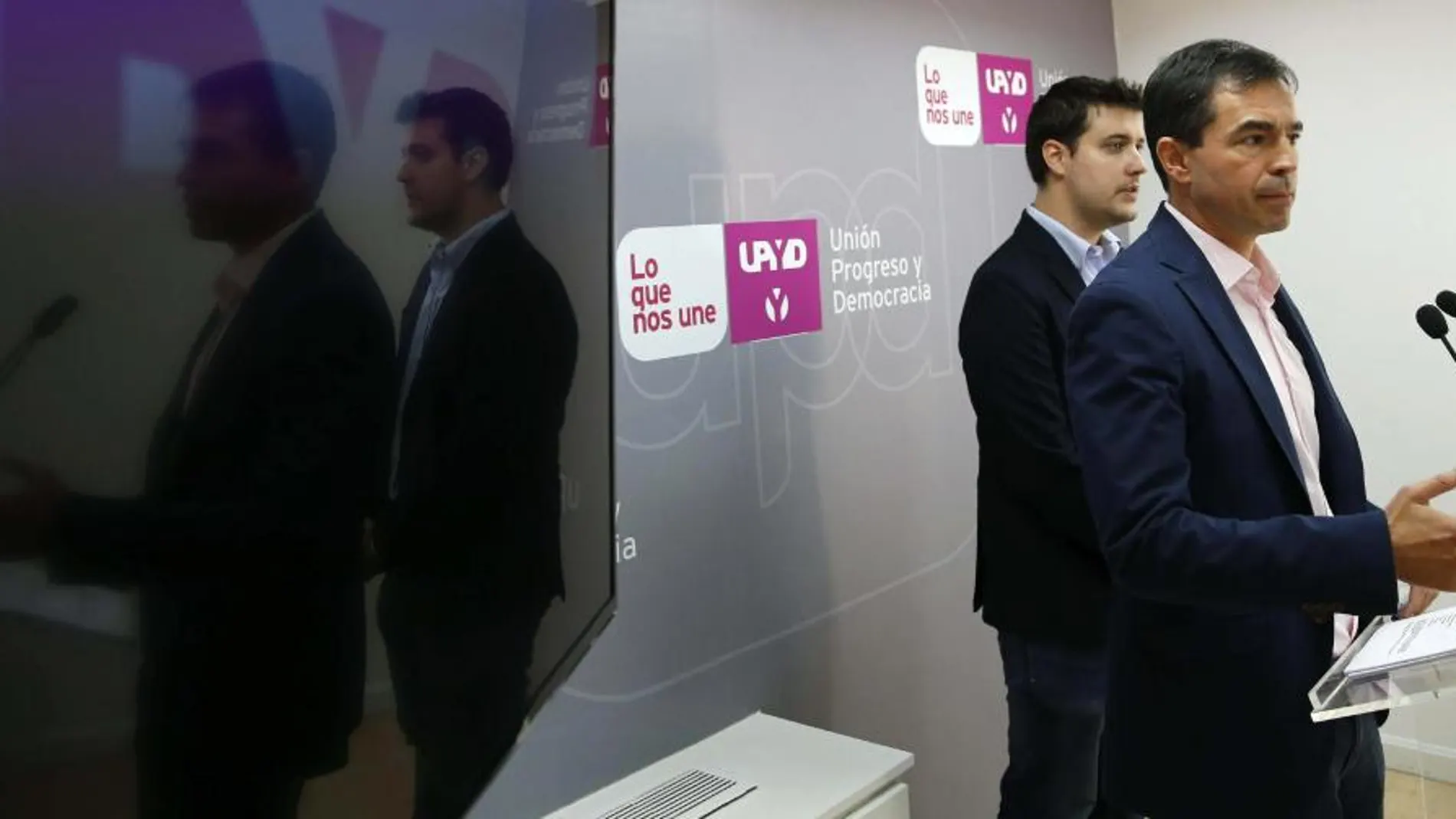 El candidato de UPYD a la presidencia del Gobierno, Andrés Herzog (d), junto al secretario general del grupo parlamentario en el Congreso, Jorge Alexandre (i).