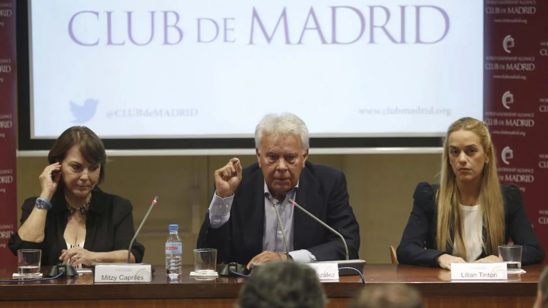 El expresidente del Gobierno Felipe González durante la rueda de prensa ofrecida junto a Lilian Tintori, esposa del opositor venezolano Leopoldo López, y Mitzy Capriles, esposa de Antonio Ledezma, hoy en la Asociación de la Prensa de Madrid