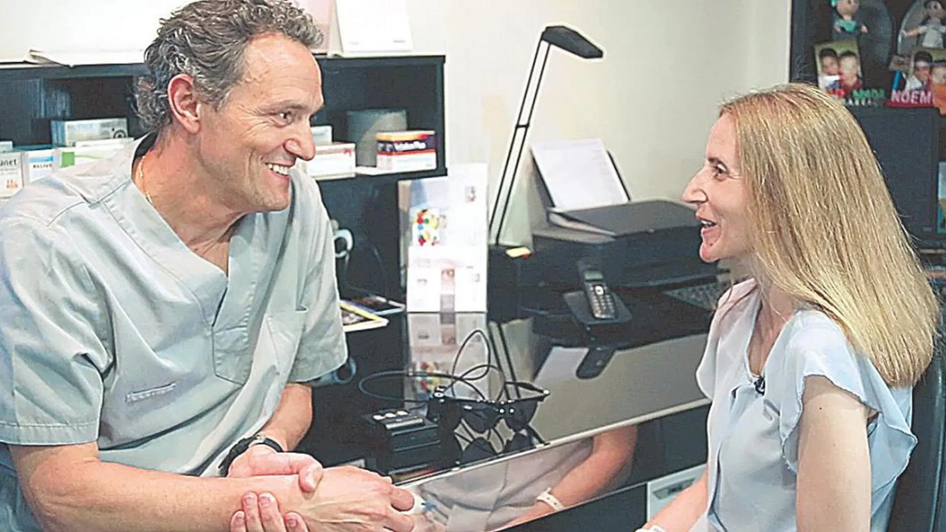 El doctor Jeroni Nadal y la primera paciente implantada