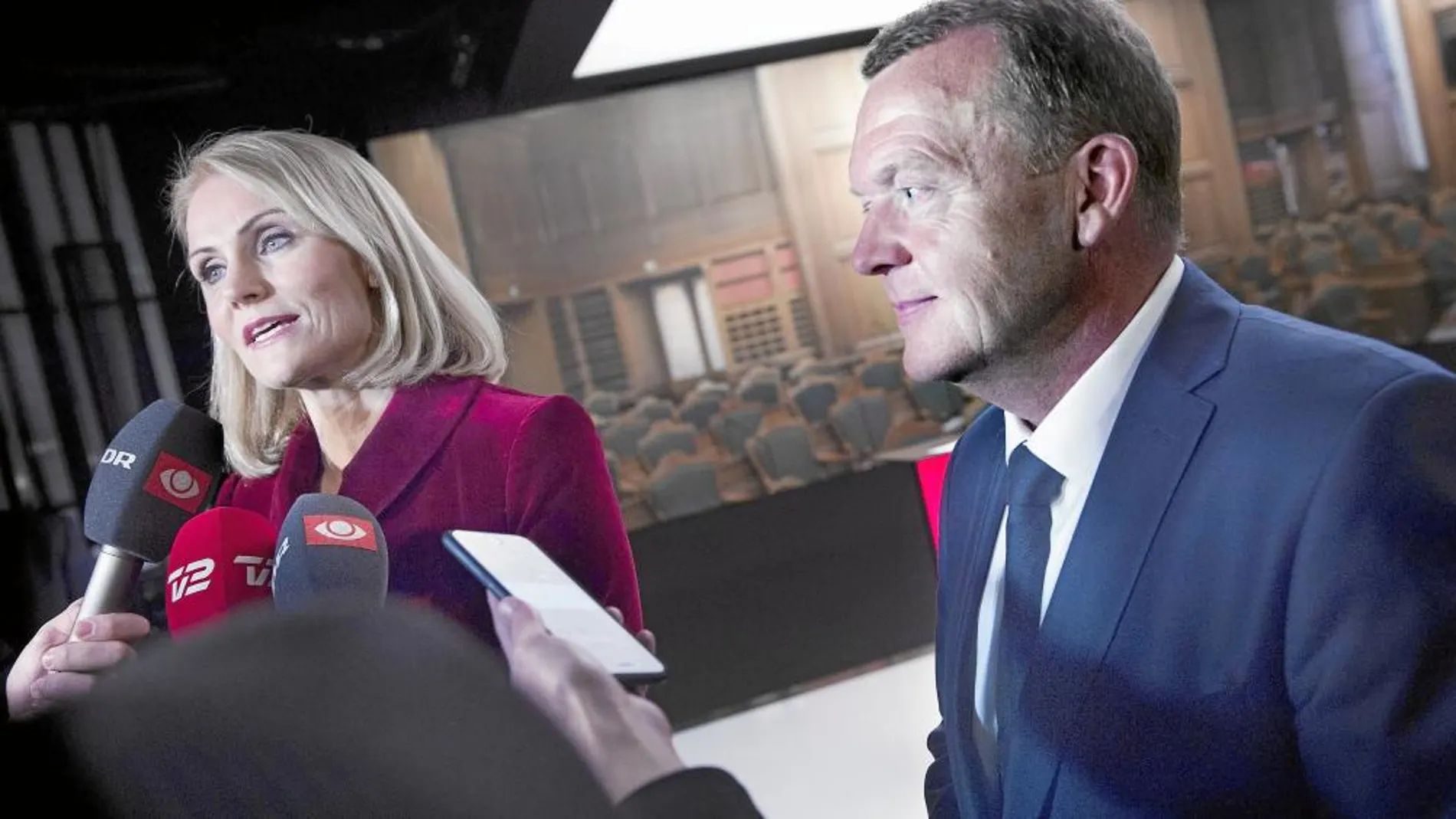 La primera ministra danesa, Helle Thorning-Schmidt, y el liberal Rasmussen, tras su último debate televisivo