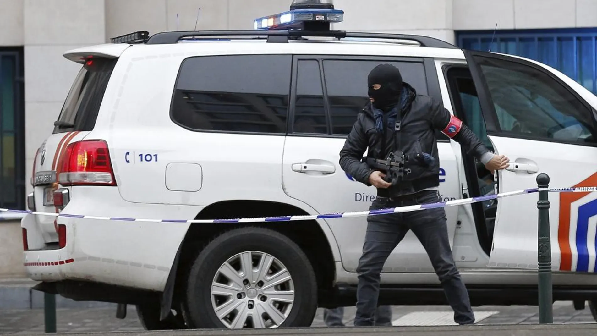 Varios miembros de las fuerzas de seguridad guardan la entrada del juzgado, en Bruselas (Bélgica)