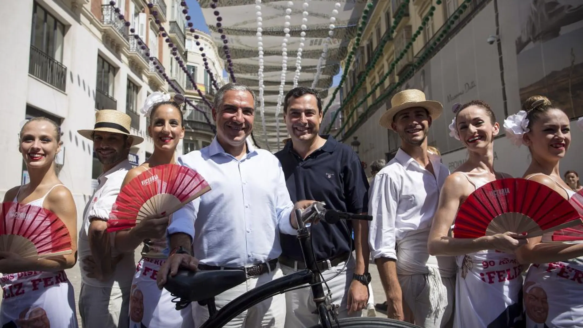 Juanma Moreno visitó ayer la Feria de Málaga