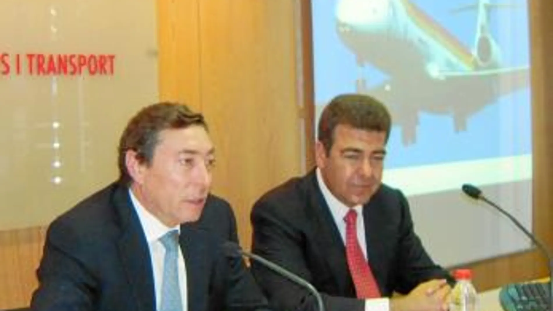 El conseller Flores con el consejero delegado de Air Nostrum, Bertomeu