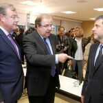 Herrera conversa con el vicepresidente de Microsoft, Orlando Ayala, en presencia del alcalde de León, Antonio Silván