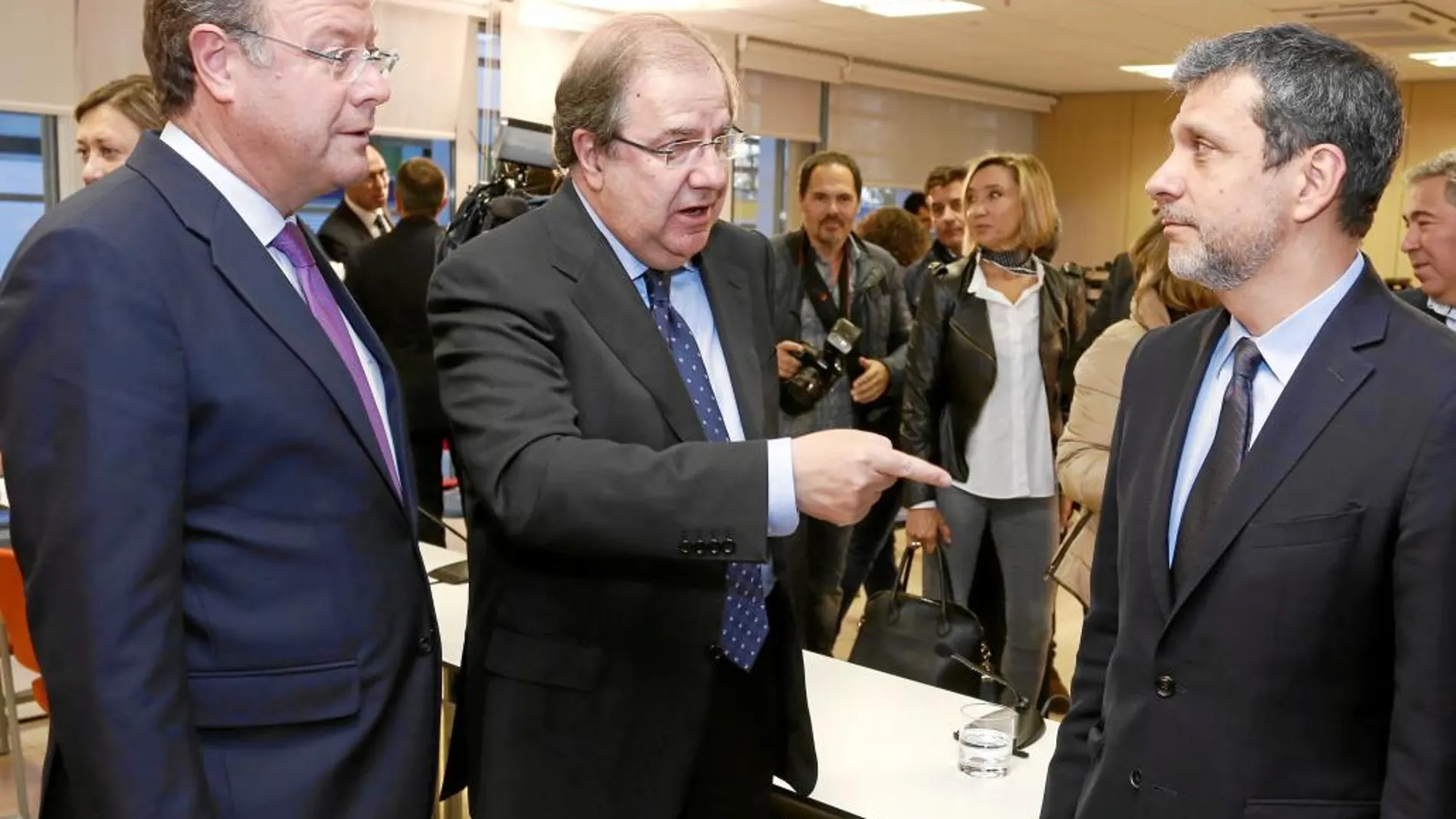 Herrera conversa con el vicepresidente de Microsoft, Orlando Ayala, en presencia del alcalde de León, Antonio Silván