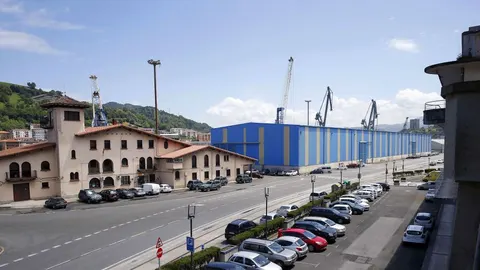 Agentes de la Guardia Civil inspeccionan varias dependencias del puerto de Pasajes (Guipúzcoa) para recabar documentación sobre las obras de la nueva lonja de pescado, inmersa en una investigación judicial por las presuntas irregularidades cometidas durante su construcción.
