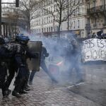 Los policías tratan de contener a los estudiantes durante una manifestación en París