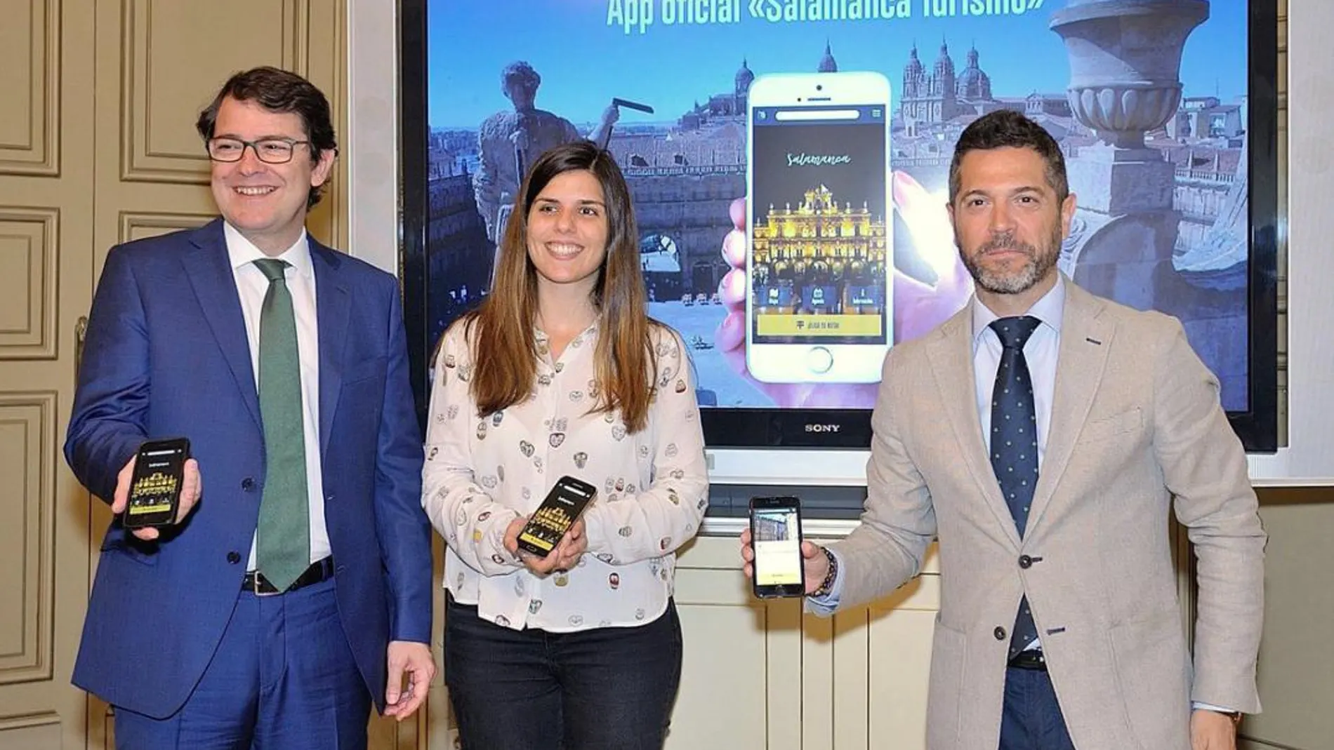 Fernández Mañueco presenta la nueva aplicación móvil para impulsar el turismo junto al concejal Julio López y Marta García