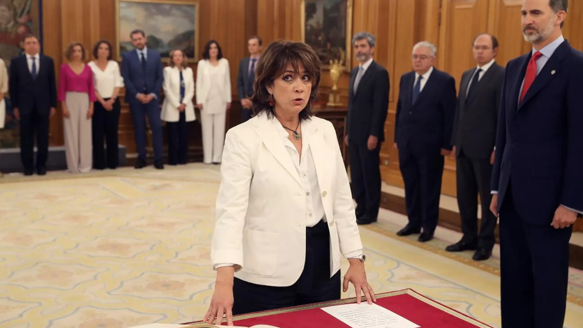 Dolores Delgado ha sido la primera en prometer su cargo como nueva ministra de Justicia del Gobierno de Pedro Sánchez ante Felipe VI