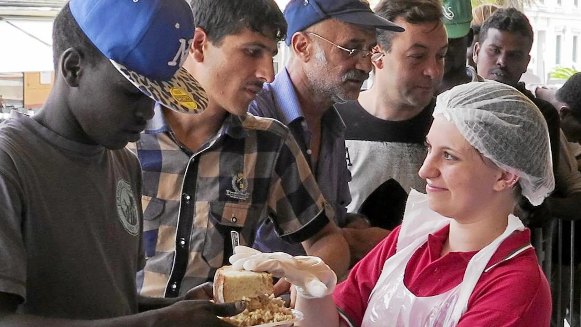 Cruz Roja ha improvisado un comedor social en Ventimiglia, ayer