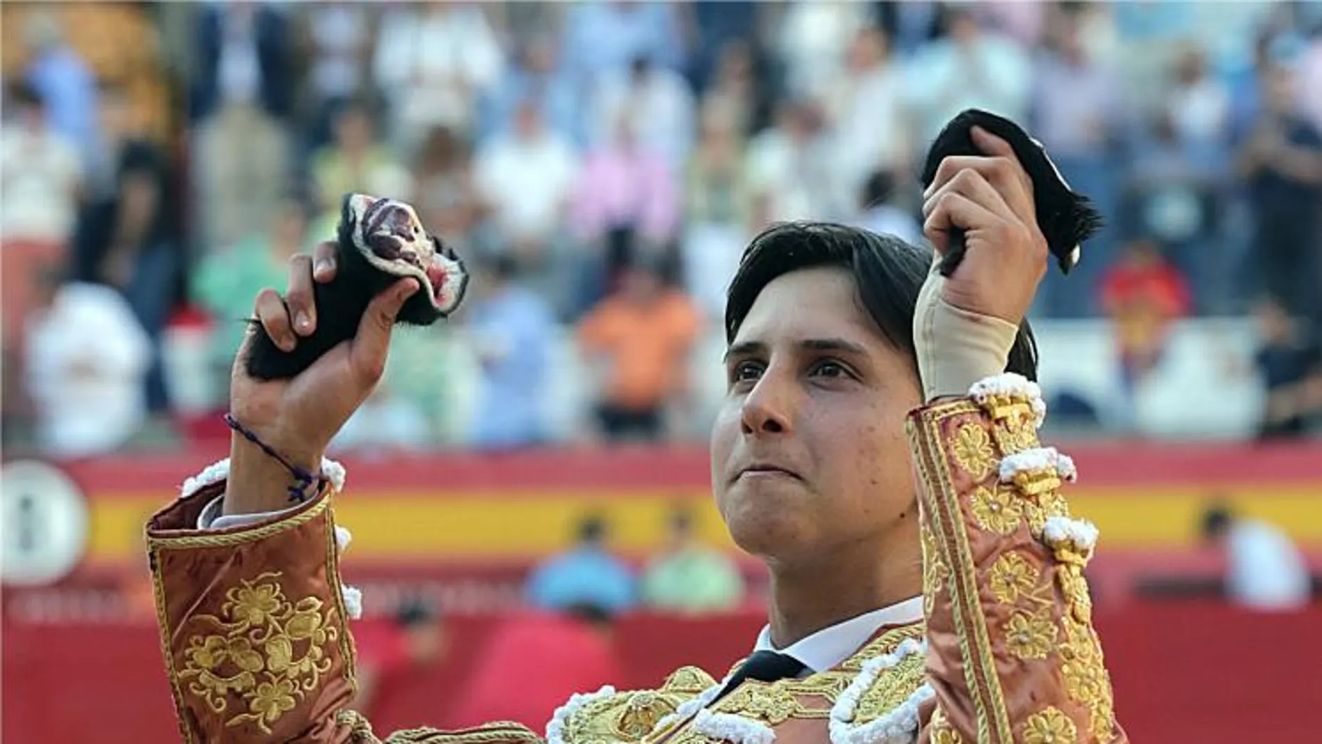 El diestro peruano Roca Rey, con los trofeos conseguidos al primero de su lote durante la corrida del Corpus Christi