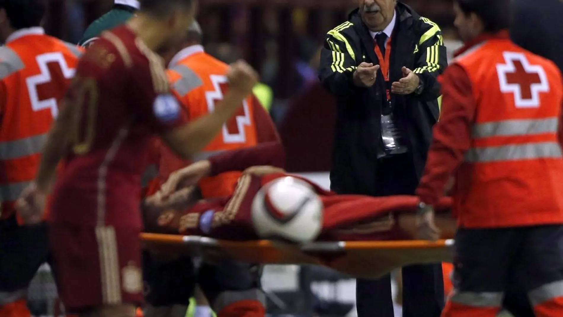 El seleccionador nacional Vicente del Bosque (3d) observa como se llevan en camilla lesionado al delantero de la selección Álvaro Morata
