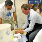 Flores visitó la muestra de cerámica de Manises de la estación de Colón
