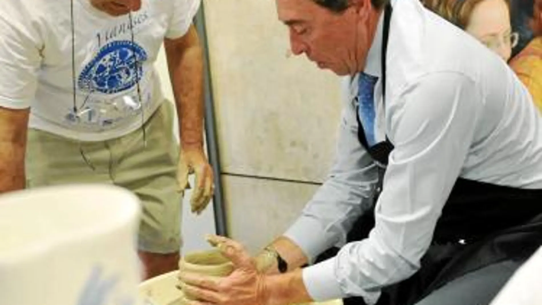 Flores visitó la muestra de cerámica de Manises de la estación de Colón