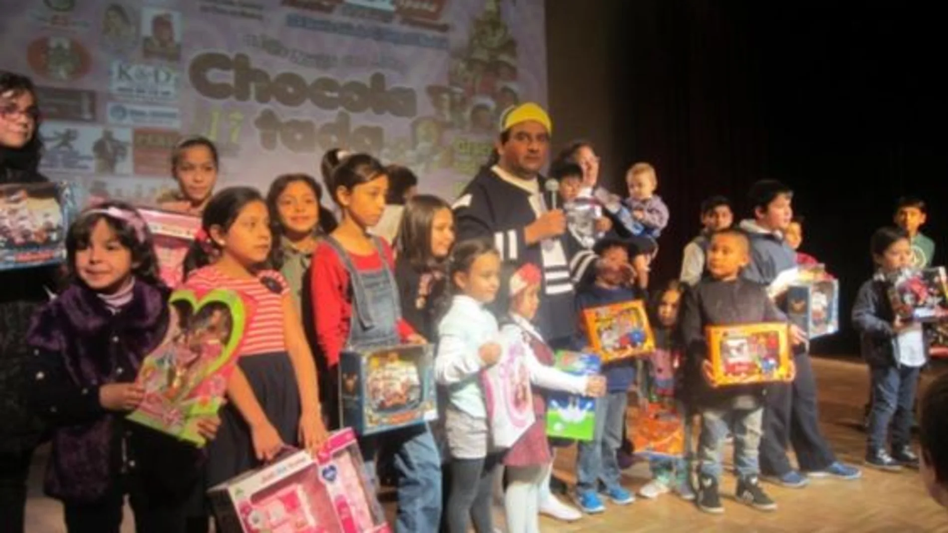 Los niños del IES Beatriz Galindo de Madrid recibiendo sus juguetes.