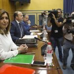 La presidenta de la Junta de Andalucía, Susana Díaz, rodeada de cámaras momentos antes de comenzar su comparecencia