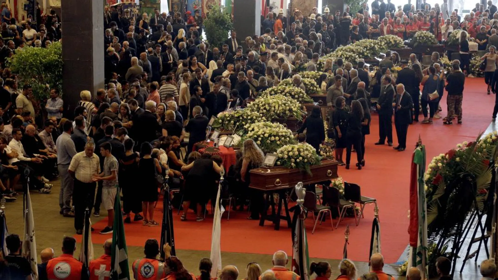 Funeral en la feria de Génova por las víctimas del puente Morandi / Foto: Ap