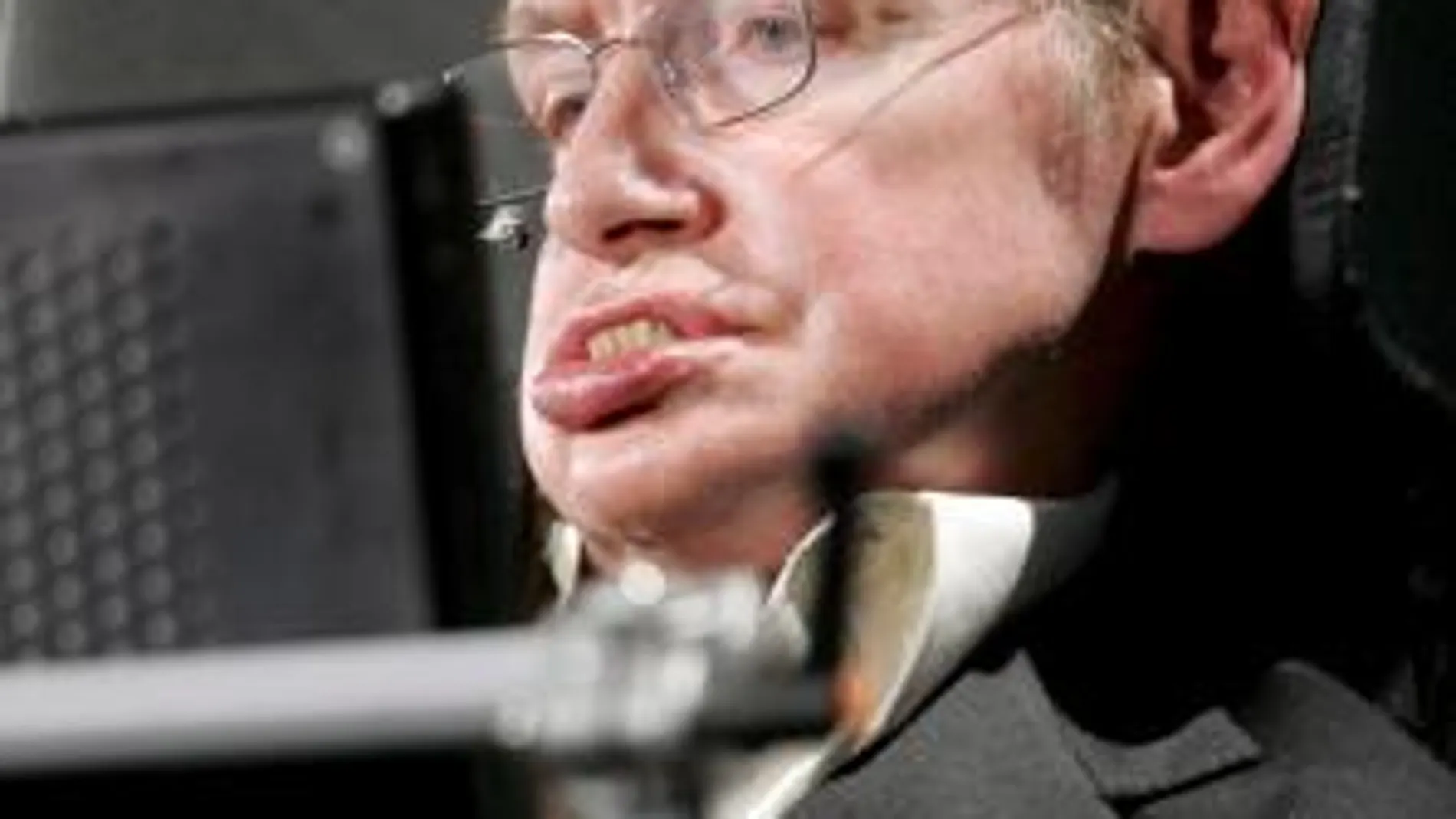 Stephen Hawking predica sin evidencias