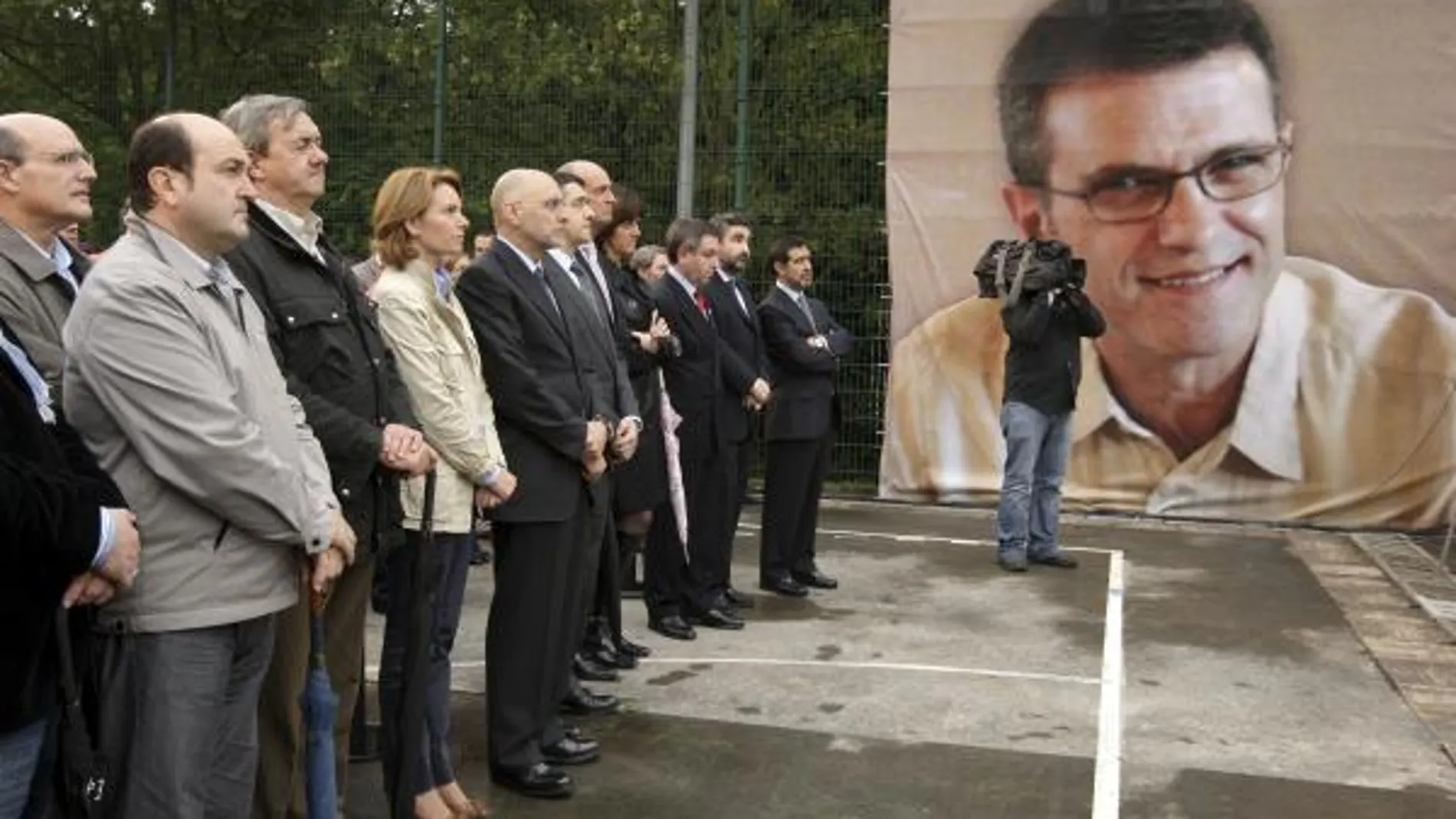 Representantes de partidos políticos e instituciones durante el homenaje al inspector de Policía Nacional Eduardo Puelles, asesinado por ETA el 19 de junio de 2009, en Arrigorriaga (Vizcaya).