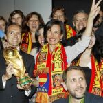 Ana Patricia Botín exhibió ayer la Copa del Mundo tras presentar resultados