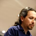 El líder de Podemos, Pablo Iglesias, durante la rueda de prensa que ha ofrecido tras la reunión con el líder del PSOE, Pedro Sánchez