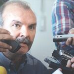 El doctor Juan Carlos Ramírez atendiendo a la Prensa