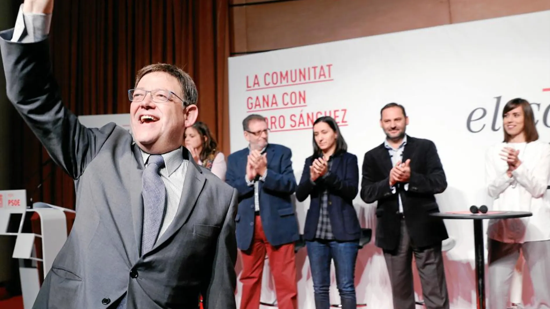 El presidente de la Generalitat, Ximo PUig, saluda a los alcaldes del PSPV con quienes se reunió ayer en vísperas del comienzo de la campaña electoral