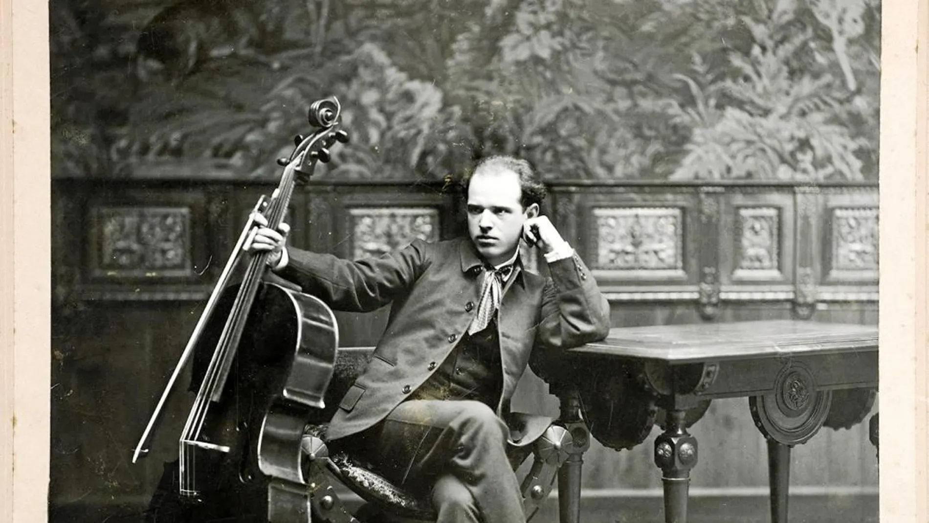 Un joven Pau Casals en el estudio del fotógrafo/ Biblioteca de Catalunya