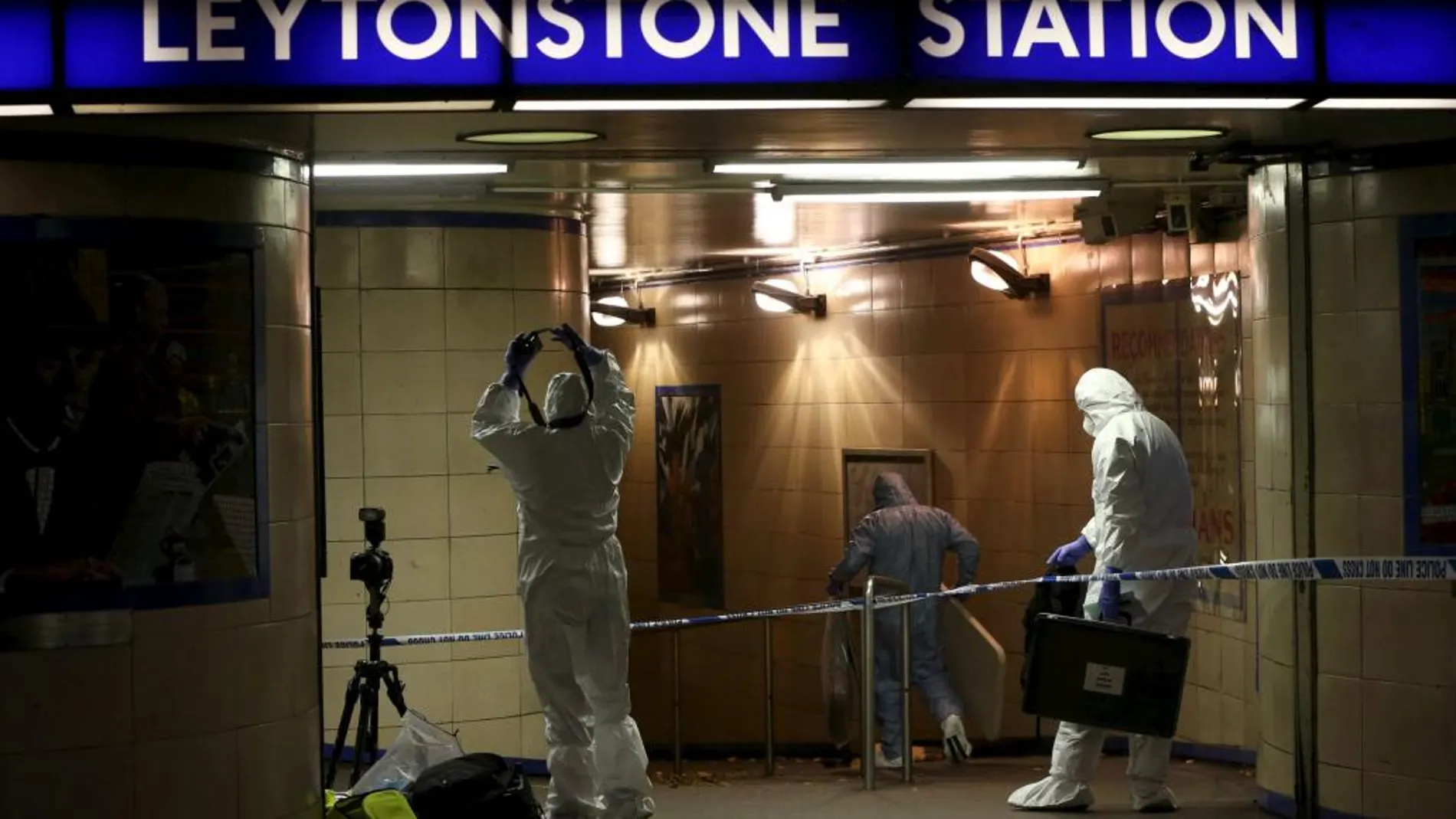 Oficiales de policía investigan en la entrada de la estación de metro leytonstone