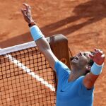 Rafael Nadal celebra su triunfo ante Juan Martin Del Potro que le da el pase a la final de Roland Garros. (AP Photo/Thibault Camus)