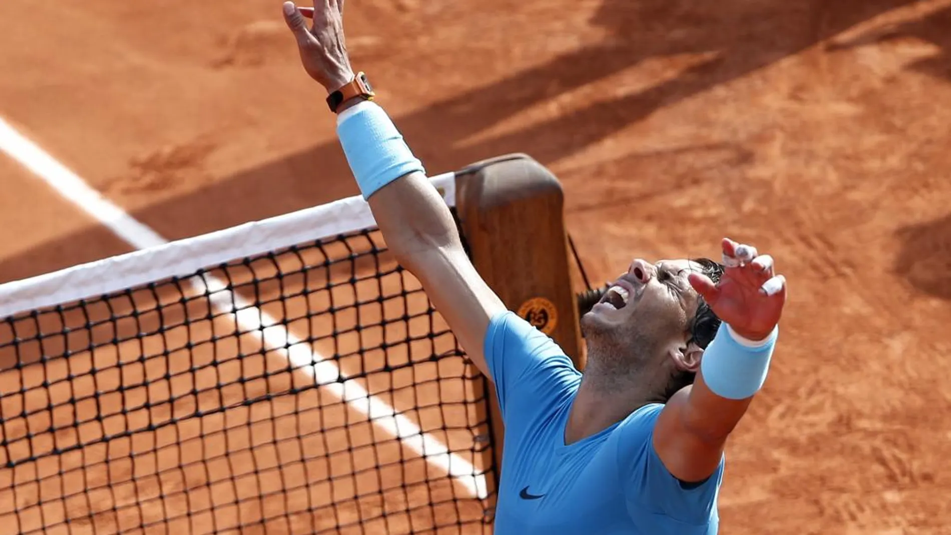 Rafael Nadal celebra su triunfo ante Juan Martin Del Potro que le da el pase a la final de Roland Garros. (AP Photo/Thibault Camus)