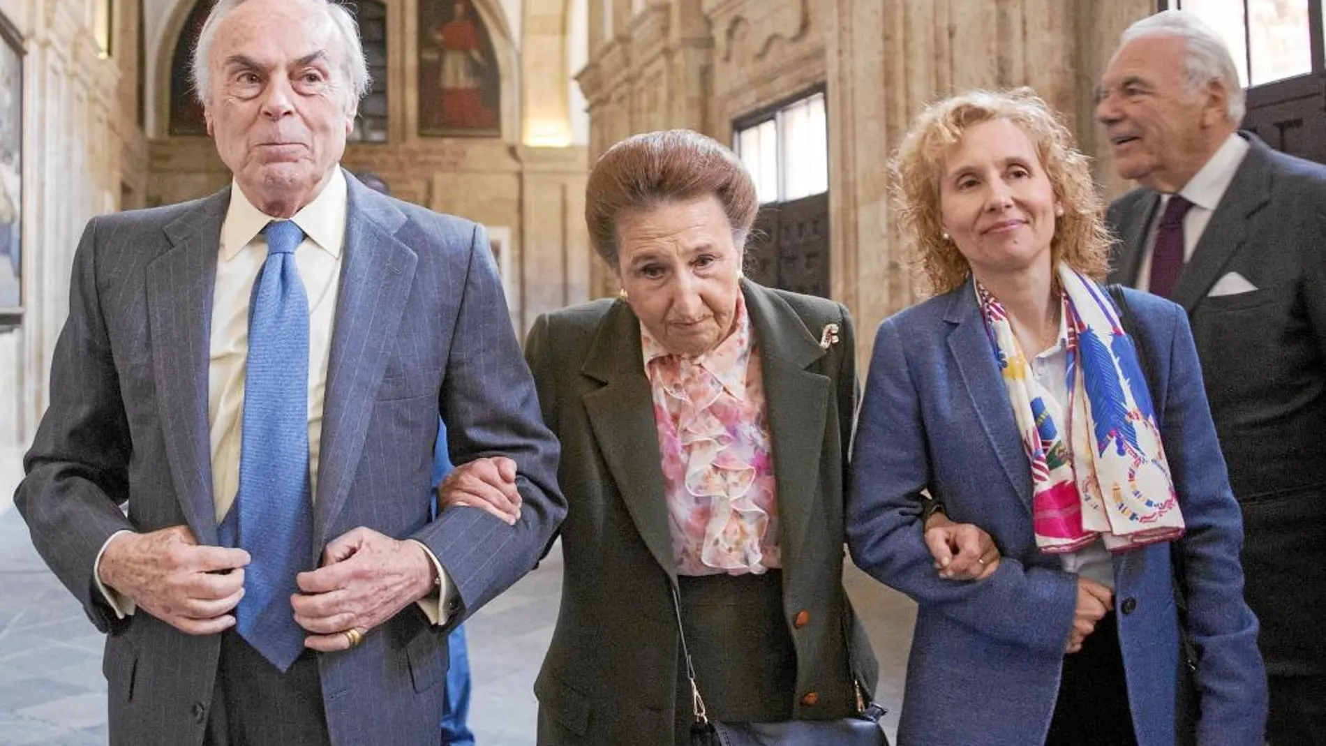 La Infanta Doña Margarita da el brazo a su esposo, el Duque de Soria, y a la rectora de la UPSA, Myriam Cortes, en presencia de Rafael Benjumea
