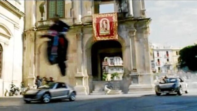 La persecución a los protagonistas ocupa una buena parte del metraje y muestra panorámicas de las calles de Sevilla